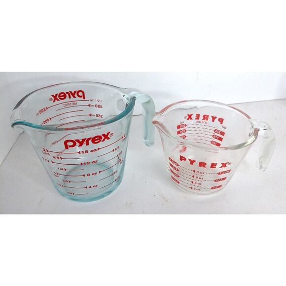 Vintage PYREX Measuring Cups 2 Oz And 8 oz Cup Red Lettering Open Handle SET - Picture 2 of 6